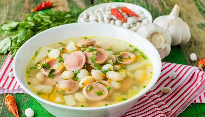 Вкусный вариант на обед: блогер поделилась рецептом супа с фасолью и сосисками