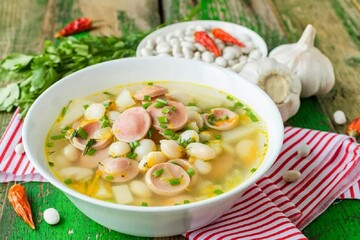 Вкусный вариант на обед: блогер поделилась рецептом супа с фасолью и сосисками