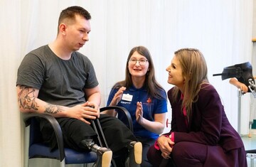 Королева Нідерландів відвідала поранених українських бійців у реабілітаційному центрі