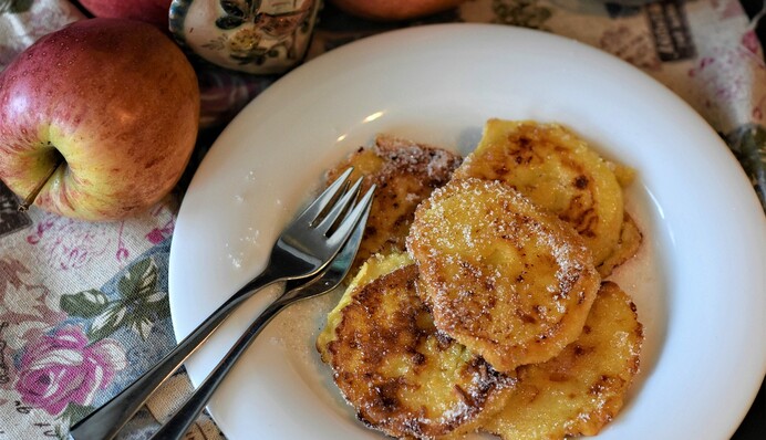 Постный завтрак на скорую руку: рецепт пышных оладий с яблоками