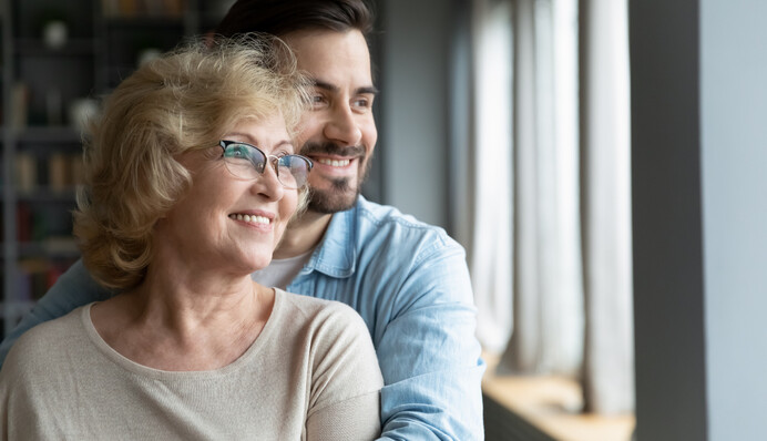Люблячі сини: які чоловіки по знаку Зодіаку в усьому допомагають своїм матерям