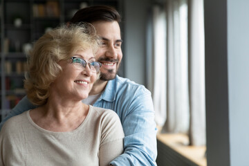 Любящие сыновья: какие мужчины по знаку Зодиака во всем помогают своим матерям