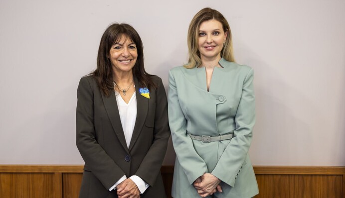 Елена Зеленская в костюме трендового оттенка встретилась с мэром Парижа: фото