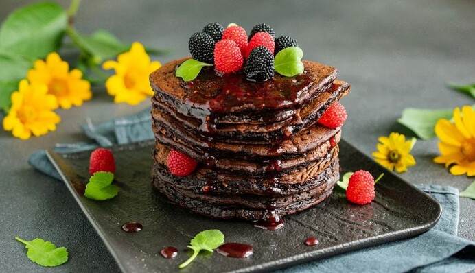 Сладкие и ароматные: кулинарная блогерша показала, как готовить панкейки с бананами и какао