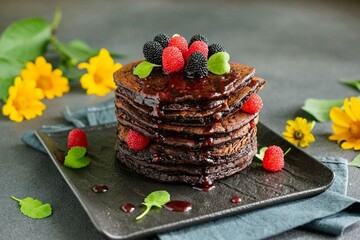 Сладкие и ароматные: кулинарная блогерша показала, как готовить панкейки с бананами и какао