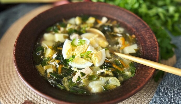 Весенний рецепт: как приготовить на обед зеленый борщ с крапивой