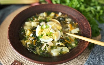 Весенний рецепт: как приготовить на обед зеленый борщ с крапивой