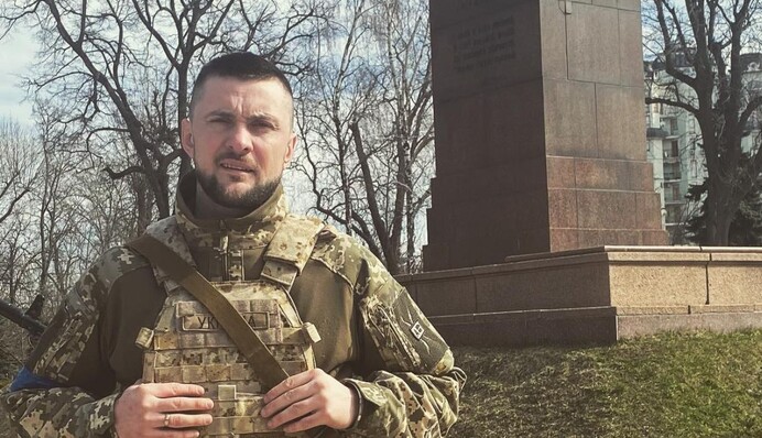 Бахмут может быть в Киеве: рэпер Ярмак, который воюет на фронте, прокомментировал гражданскую жизнь украинцев