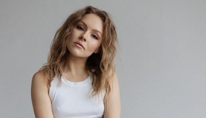 Титановий гак в коліні: Олена Шоптенко показалася на милицях після операції