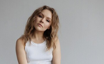 Титановий гак в коліні: Олена Шоптенко показалася на милицях після операції