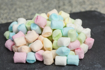 Как украсить паску на Пасху цветами из маршмеллоу: блогерша показала простой способ