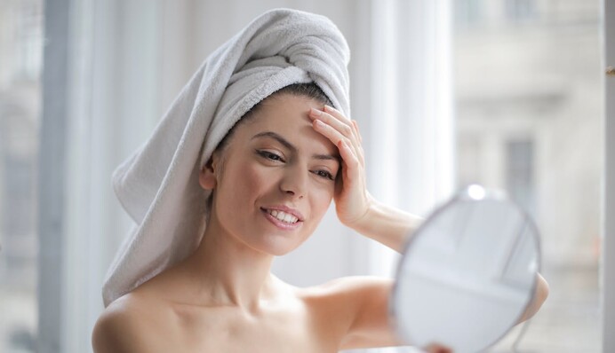 Без вмешательств косметолога: как уменьшить морщины на лбу естественным путем