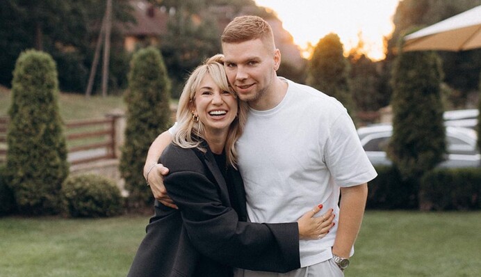 Блогерка Пренткович прокоментувала повернення в Україну після скандального виїзду з чоловіком