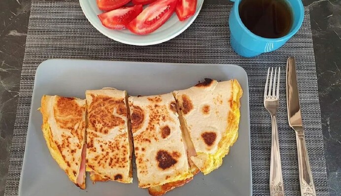 Что приготовить из лаваша: рецепт вкусного омлета с беконом и творогом