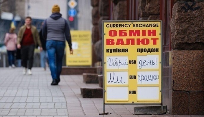 Долар в Україні рекордно дорожчає: як це вплине на українців