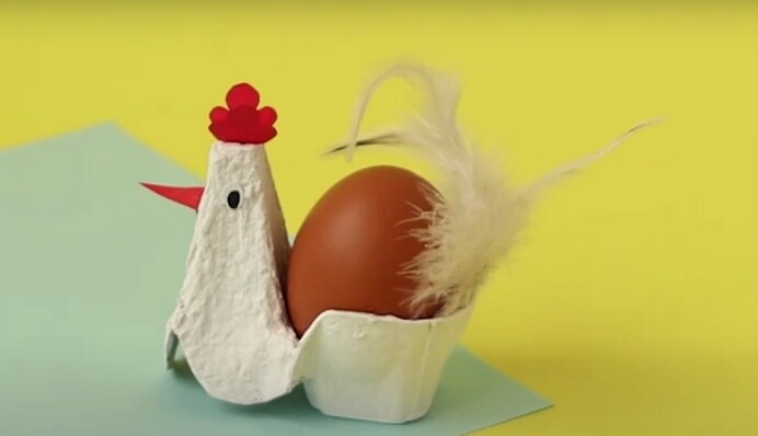 Великодні поробки: підставка для яєць у вигляді півника, яку можна зробити з дітьми