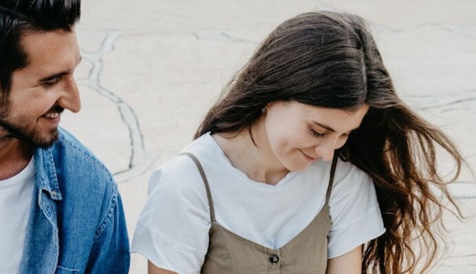 Флиртуют с каждым встречным: какие знаки Зодиака считают наиболее кокетливыми