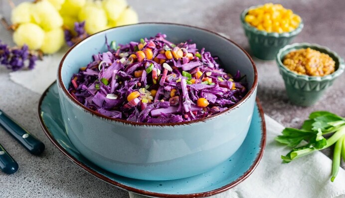 Нестандартный рецепт: как приготовить салат с крабовыми палочками и краснокочанной капустой