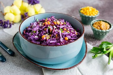 Нестандартный рецепт: как приготовить салат с крабовыми палочками и краснокочанной капустой