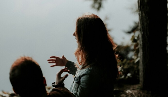 Могут пожалеть об откровенности: какие знаки Зодиака слишком много говорят о личном