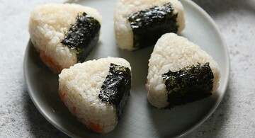 Онигири – рисовые треугольнички с начинкой: блогер показала, как приготовить кулинарную новинку