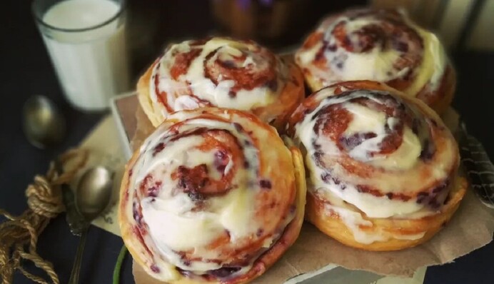 Синнабоны – самая известная выпечка в мире: как приготовить ароматные булочки с вишней