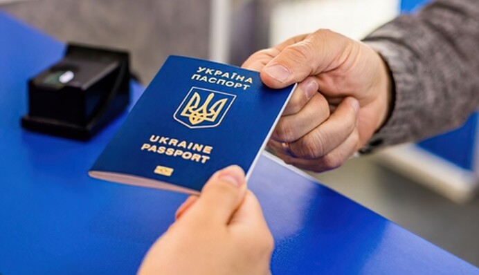 Марш додому! Як спрацює скасування консульських послуг за кордоном