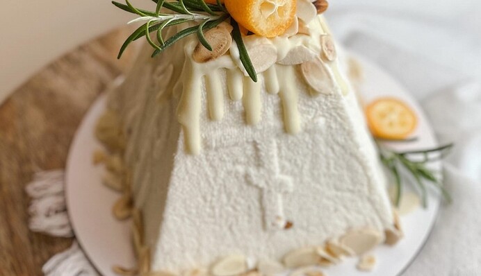 Блогер показала, как приготовить заварную творожную паску с курагой и шафраном: яркий рецепт