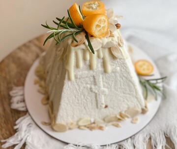 Блогер показала, как приготовить заварную творожную паску с курагой и шафраном: яркий рецепт