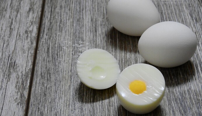 Не лише сіль: що додати у воду при варінні яєць, щоб вони добре чистилися