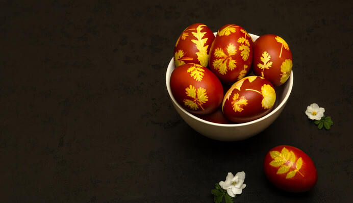 Крашенки в луковой шелухе, которые делали наши бабушки: оригинальный способ с листочками