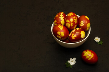 Крашенки в луковой шелухе, которые делали наши бабушки: оригинальный способ с листочками