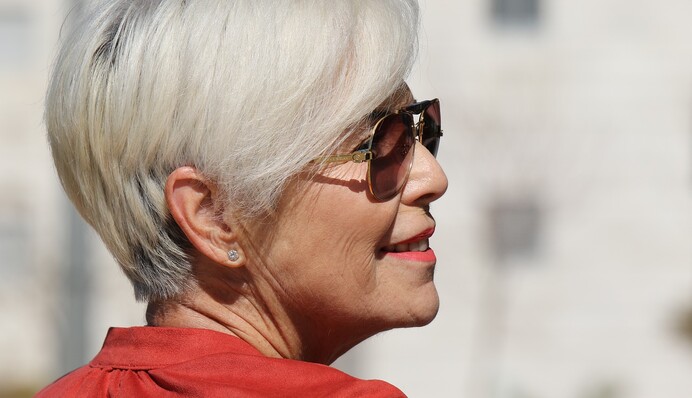 Известный стилист рассказал, какие стрижки и укладки визуально омолаживают лицо