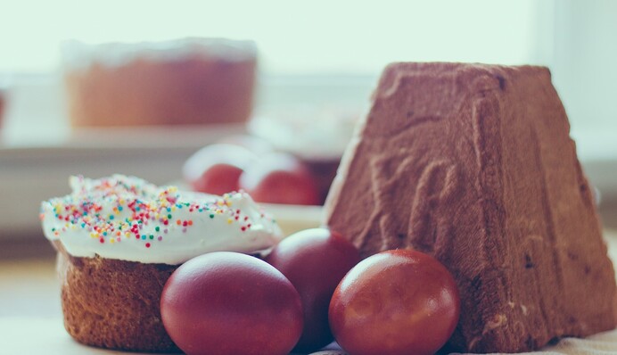 Что должно быть на праздничном столе на Пасху, а что ставить нельзя: список блюд и напитков