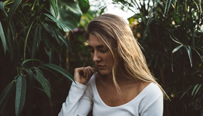 Держат свои эмоции под замком: какие знаки Зодиака наиболее скрытны