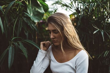 Держат свои эмоции под замком: какие знаки Зодиака наиболее скрытны