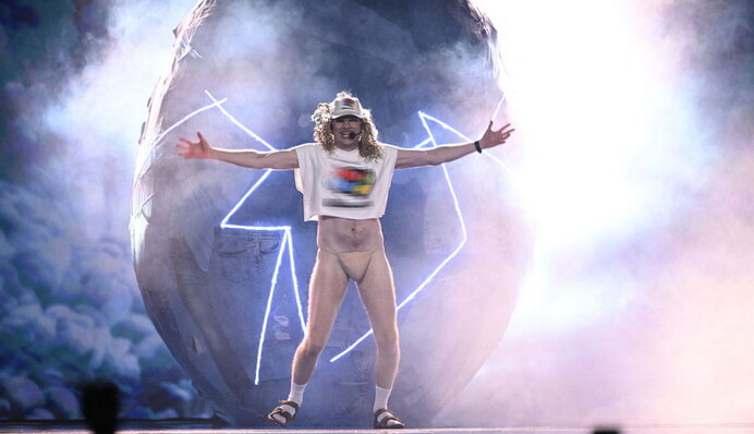 В одной только футболке: представитель Финляндии удивил появлением на сцене 