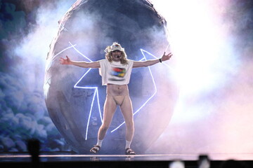 В одной только футболке: представитель Финляндии удивил появлением на сцене 