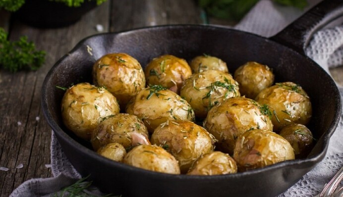Как вкусно приготовить молодой картофель: небанальный рецепт сезонного блюда
