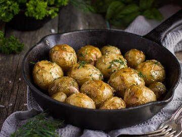 Как вкусно приготовить молодой картофель: небанальный рецепт сезонного блюда