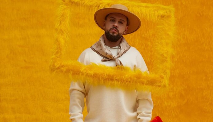 СМИ показали видео, как сотрудники ТЦК остановили в Киеве Monatik: певец отреагировал