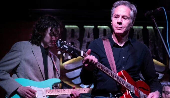 Concert not on request: for whom Blinken played in a Kiev bar