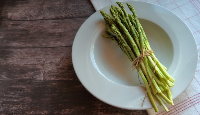 Как правильно готовить спаржу, чтобы не испортить дорогой продукт: рецепт и кулинарные лайфхаки