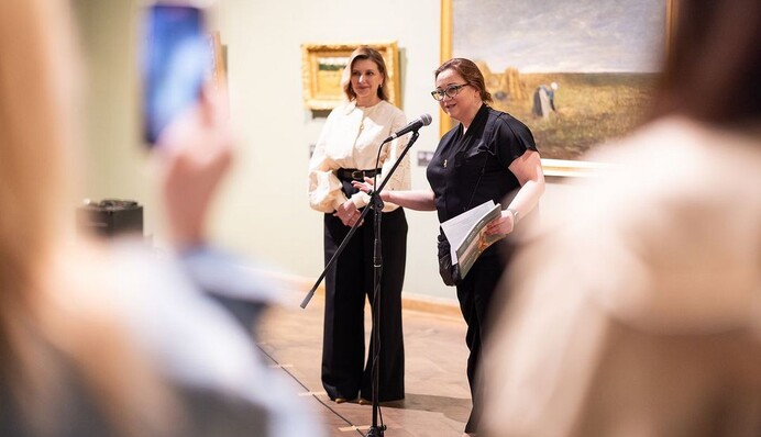 Елена Зеленская в роскошной вышиванке и трендовых палаццо посетила выставку в Киеве: фото