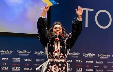 И в радости, и в горе: Джамала в День вышиванки показала свою коллекцию роскошных платьев и рубашек