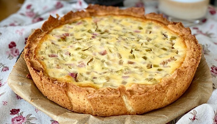 Сезон в разгаре: готовим вкусный весенний пирог из ревеня по рецепту Лилии Цвит