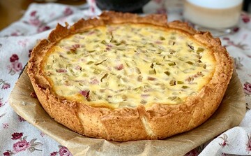 Сезон в разгаре: готовим вкусный весенний пирог из ревеня по рецепту Лилии Цвит