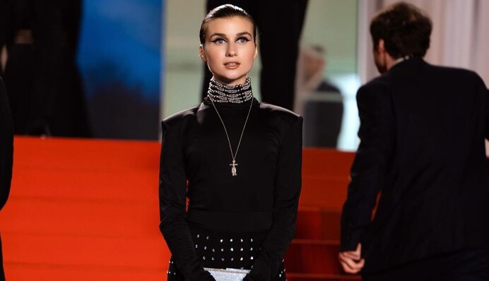 Jerry Heil поразила изысканным образом на красной дорожке в Каннах