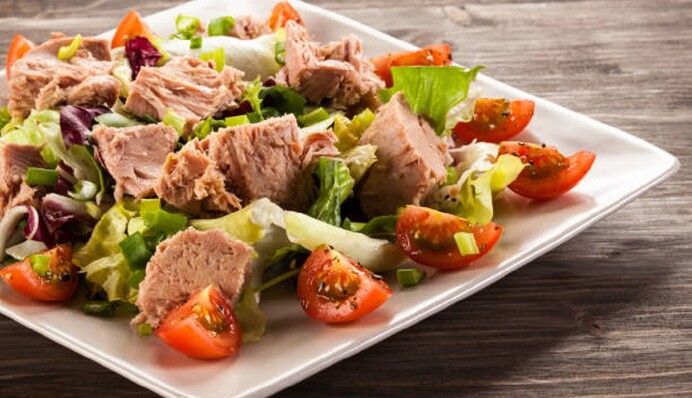 Готовится за считанные минуты: рецепт легкого салата с консервированным тунцом