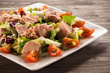 Готовится за считанные минуты: рецепт легкого салата с консервированным тунцом